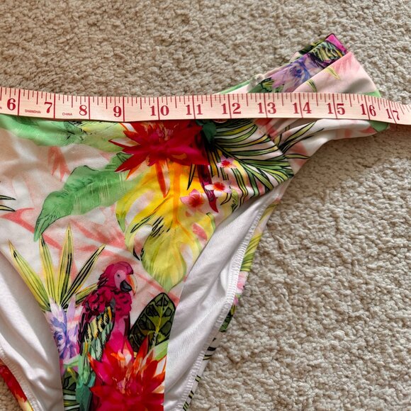 Bikini - Picture 11 of 12